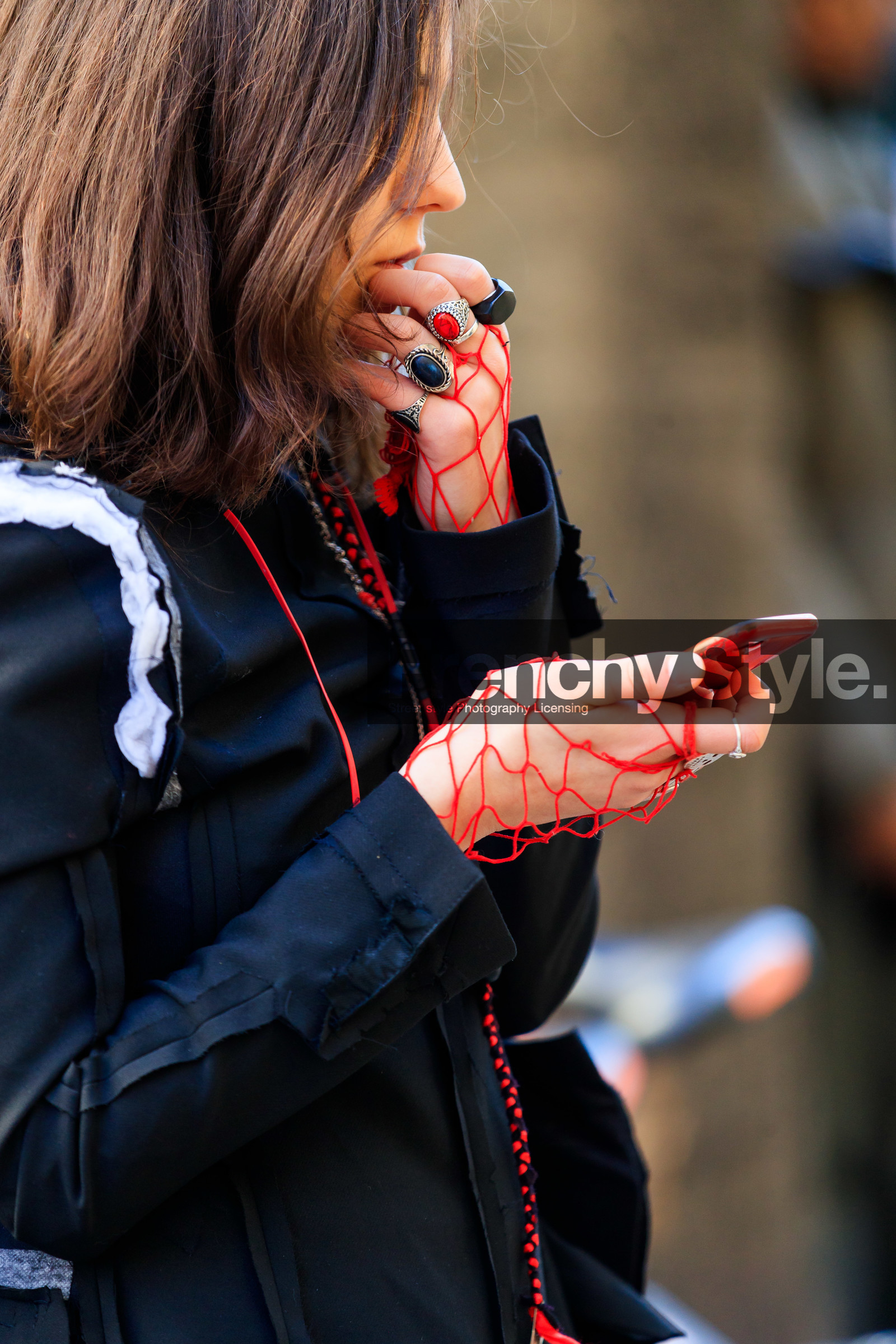 black jacket, fishnet, iphone, rings, fashion week, frenchystyle, FW, jonathan paciullo, street style, LFW, LONDON, AUTUMN WINTER 2019-2020, AW 19-20, FW 19-20, FALL WINTER 2019-2020, vertical, atmosphere details, detail