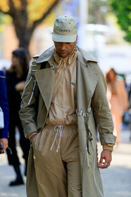 julien boudet, beige jacket, beige pants, beige trench coat, sportswear, sportswear jacket, jogging pants, lacoste cap, lacoste jacket, lacoste pants, beige cap, beige total look, laced jacket, lacoste total look, PARIS, PFW, SPRING SUMMER 2020, SS 20, fashion week, frenchystyle, FW, jonathan paciullo, street style, vertical, atmosphere details, detail