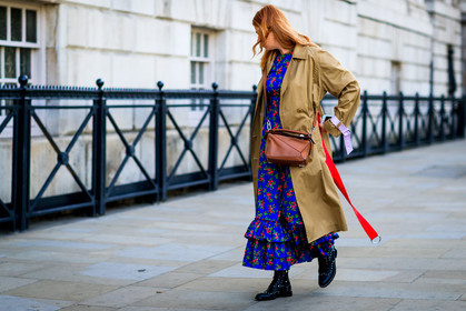 beige coat, black shoes, blue dress, brown bag, floral, flowers, graphic dress, leather bag, leather shoes, loewe, printed dress, trench coat, fashion week, frenchystyle, FW, jonathan paciullo, street style, LFW, LONDON, SPRING SUMMER 2019, SS 19, atmosphere details, horizontal, full length