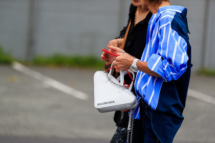 balenciaga, blue shirt, leather bag, printed shirt, striped shirt, watch, white bag, fashion week, frenchystyle, FW, jonathan paciullo, street style, PFW, PARIS, atmosphere details, horizontal, detail, AUTUMN WINTER 2018-2019, FALL WINTER 2018-2019, FW 18-19