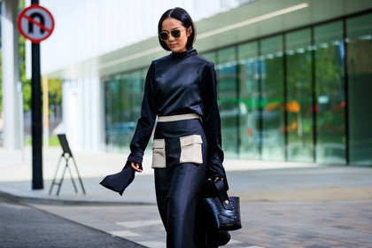 black bag, black shirt, black skirt, leather bag, sunglasses, tone on tone, total look black, yoyo cao, fashion week, frenchystyle, FW, jonathan paciullo, street style, LFW, LONDON, SPRING SUMMER 2019, SS 19, atmosphere details, horizontal, detail