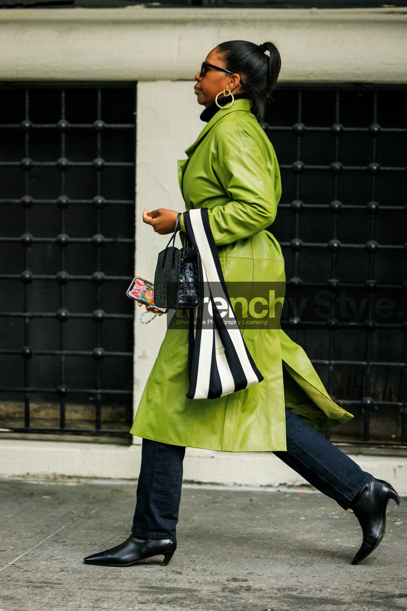 green trench coat, leather trench, leather trench coat, black boots, leather bottines, big earrings loops, big creole earrings, big creole, dark jeans, black sunglasses, high pony tail, iphone, black turtleneck, street style, jonathan paciullo, FW, frenchystyle, fashion week, NYFW, NEW YORK, AUTUMN WINTER 2022-2023, FALL WINTER 2022_2023, FW 22-23, vertical, full length