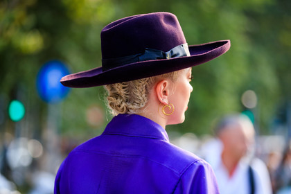 braids, caroline vreeland, earrings, purple dress, purple hat, fashion week, frenchystyle, FW, jonathan paciullo, street style, MFW, MILAN, SPRING SUMMER 2019, SS 19, atmosphere details, horizontal, detail