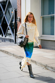 animal print, beige shirt, blanca miro scrimieri, blue skirt, graphic bag, graphic skirt, green bag, high heels, jw anderson, leather bag, leather shoes, printed bag, printed skirt, snake print, white blouse, fashion week, frenchystyle, FW, jonathan paciullo, street style, LFW, LONDON, SPRING SUMMER 2019, SS 19, vertical, full length