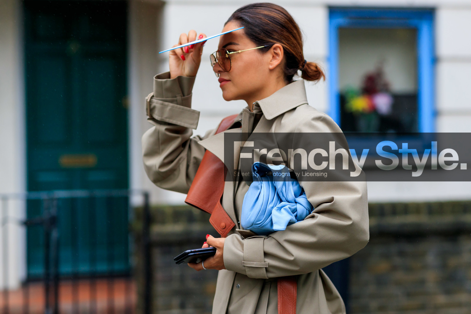 kaki trench coat, leather trench coat, gucci sunglasses, aviator sunglasses, metalic frame sunglasses, light blue leather bag, bottega veneta bag, close up detail, fashion week, frenchystyle, FW, jonathan paciullo, street style, atmosphere details, horizontal, detail