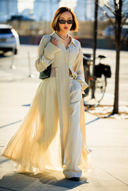 details, full black look, black pants, white striped pants, full white look, cream look, minimal look, black sunglasses, black shoes, long trench coat, white trench coat, silver pearls, pearls necklace, cropped top, striped black and white pants, baggy pants, short hair, Chriselle Lim, street style, jonathan paciullo, FW, frenchystyle, fashion week, NYFW, NEW YORK, AUTUMN WINTER 2022-2023, FALL WINTER 2022_2023, FW 22-23, vertical, full length