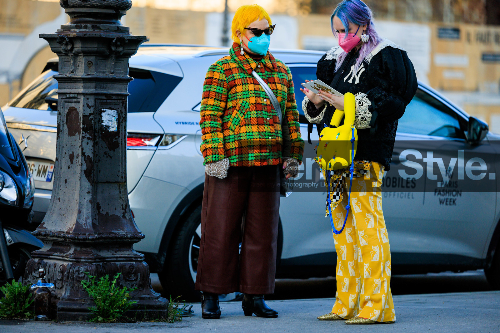 dyed hair, yellow hair, blue hair, plaid jacket, multicolor jacket, leather pants, brown pants, black bottines, blue mask, pink mask, purple hair, yankees jacket, puffed bag, yellow bag, printed pants, yellow pants, yellow shoes, big earrings, fashion week, frenchystyle, FW, jonathan paciullo, street style, PARIS, PFW, SPRING SUMMER 2022, SS 22, full length