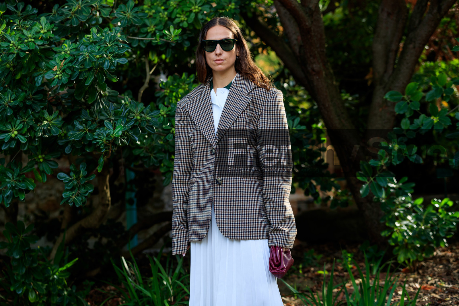 erika boldrin, beige jacket, checked jacket, white dress, pleated dress, long dress, burgundy leather clutch, bottega veneta bag, green sunglasses, polo collar dress, lacoste dress, PARIS, PFW, SPRING SUMMER 2020, SS 20, fashion week, frenchystyle, FW, jonathan paciullo, street style, horizontal, atmosphere details, detail
