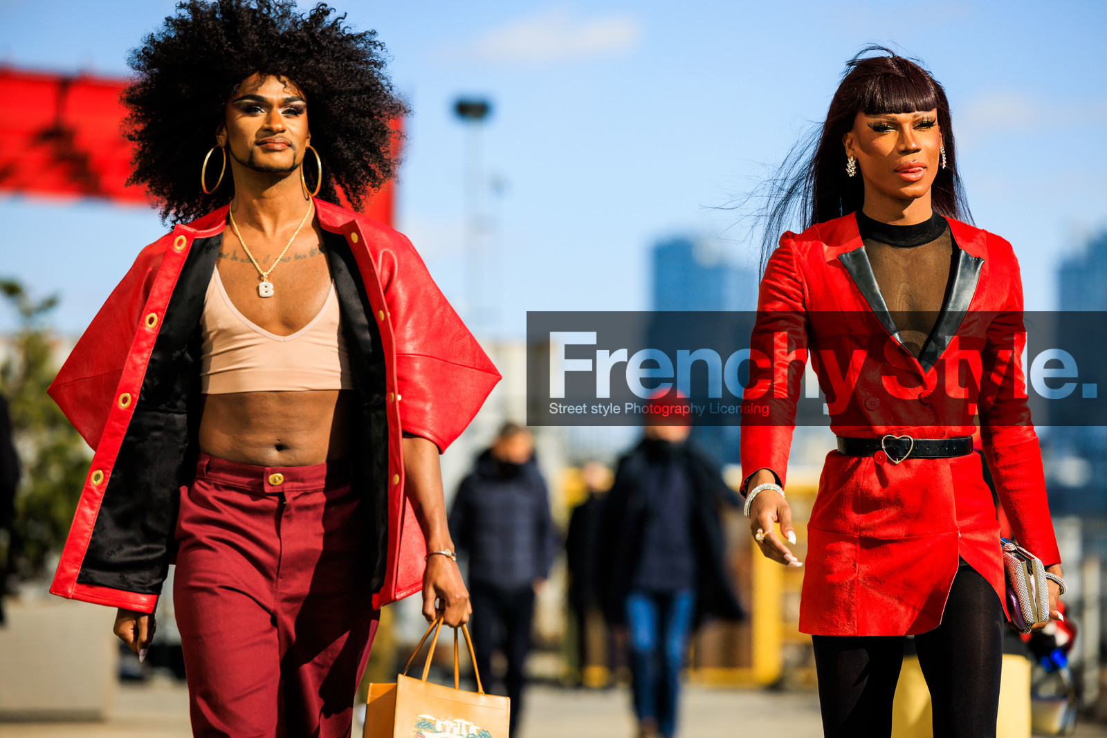 red full look, red mini dress, blazer dress, silver clutch, red parka, pattent jacket, afro hair, big loop earrings, beige cropped top, strass earrings, heart belt, fashion week, frenchystyle, FW, jonathan paciullo, street style, NYFW, NEW YORK, AUTUMN WINTER 2022-2023, FALL WINTER 2022_2023, FW 22-23, atmosphere details, horizontal