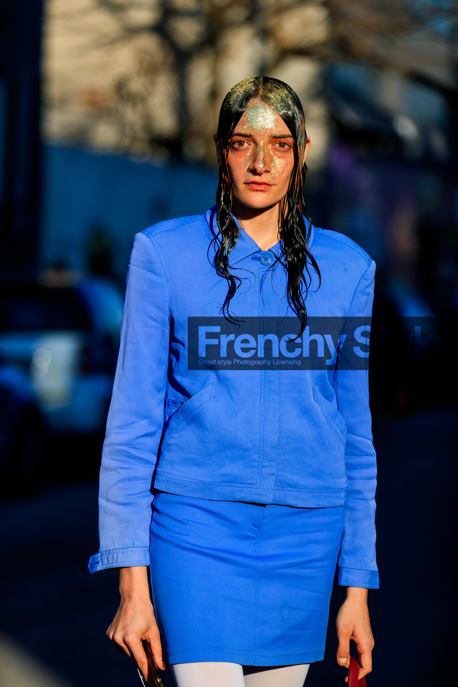 model, strassed make up, make up, make up details, glitter face, glitter hair, blue jacket, blue skirt, orange eyeshadow, fashion week, frenchystyle, FW, jonathan paciullo, street style, MFW, MILAN, AUTUMN WINTER 2020-2021, FALL WINTER 2020-2021, FW 20-21, vertical, atmosphere details, detail