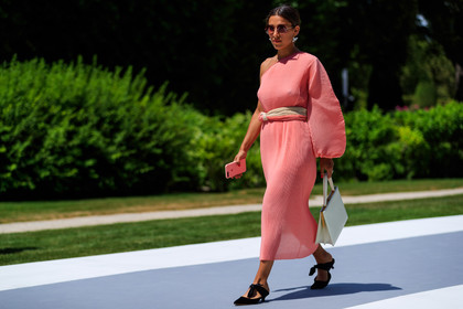 belt, black shoes, leather bag, leather shoes, pink dress, pleated dress, pleats, sunglasses, white bag, fashion week, frenchystyle, FW, jonathan paciullo, street style, PFW, PARIS, horizontal, atmosphere details, detail, AUTUMN WINTER 2018-2019, FALL WINTER 2018-2019, FW 18-19