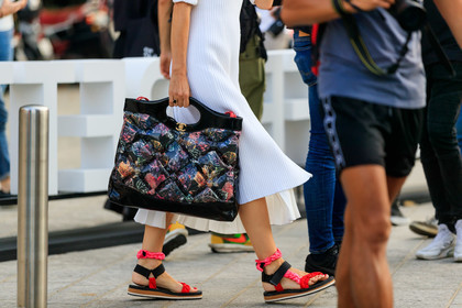 ada kokosar, chanel bag, quilted bag, hand bag, polish bag, black bag, multicolor bag, white skirt, mid long skirt, pleated skirt, flat sandals, sports sandals, pink sandals, ruffle sandals, multi straps sandals, fashion week, frenchystyle, FW, jonathan paciullo, street style, MFW, MILAN, SPRING SUMMER 2020, SS 20