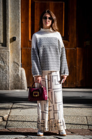 white pullover, white skirt, printed skirt, geometrical printed skirt, silk skirt, burgundy leather bag, quilted bag, hand bag, turtleneck pullover, polka dots pullover, embroidered pullover, geometrical printed pullover, square shape glasses, metalic frame sunglasses, blue sunglasses, smoked sunglasses, white leather boots, long skirt, pleated skirt, maison scotch skirt, white total look, black and white total look, silk pants, printed pants, geometrical printed pants, pleated pants, white pants, sarah lou falk, street style, jonathan paciullo, FW, frenchystyle, fashion week, MFW, MILAN, SPRING SUMMER 2021, SS 21, vertical, full length