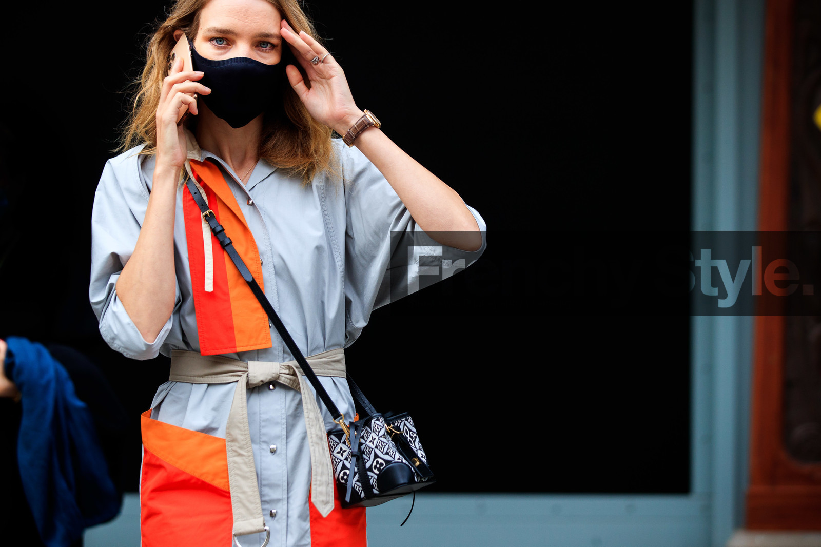 natalia vodianova, light grey dress, red dress, button dress, belted dress, crossbody bag, black leather bag, monogrammed bag, louis vuitton bag, louis vuitton dress, covid face mask, PARIS, PFW, fashion week, frenchystyle, FW, jonathan paciullo, street style, SPRING SUMMER 2021, SS 21, horizontal, atmosphere details, detail