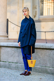 black jacket, blue denim, brown shoes, denim pants, high heels, jacquemus, jeans, leather bag, leather shoes, trousers, yellow bag, fashion week, frenchystyle, FW, jonathan paciullo, street style, MFW, MILAN, AUTUMN WINTER 2018-2019, FALL WINTER 2018-2019, FW 18-19, vertical, full length, linda tol
