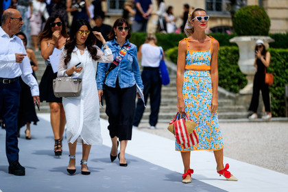 basket, beige shoes, blue skirt, blue top, floral, flowers, graphic bag, graphic dress, graphic skirt, graphic top, headscarf, high heels, leather bag, leather shoes, printed bag, printed dress, printed skirt, printed top, red lips, stripes, sunglasses, turquoise, fashion week, frenchystyle, FW, jonathan paciullo, street style, PFW, PARIS, horizontal, atmosphere details, full length, AUTUMN WINTER 2018-2019, FALL WINTER 2018-2019, FW 18-19, natalie joos