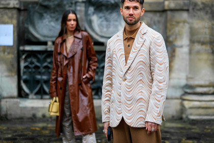 alice & j.s, alice barbier, JS roques, brown leather trench coat, vinyl trenchcoat, polish trench coat, yellow leather bag, hand bag, big buckle bag, boyy bag, fashion week, frenchystyle, FW, jonathan paciullo, street style, PFW, PARIS, horizontal, atmosphere details, detail