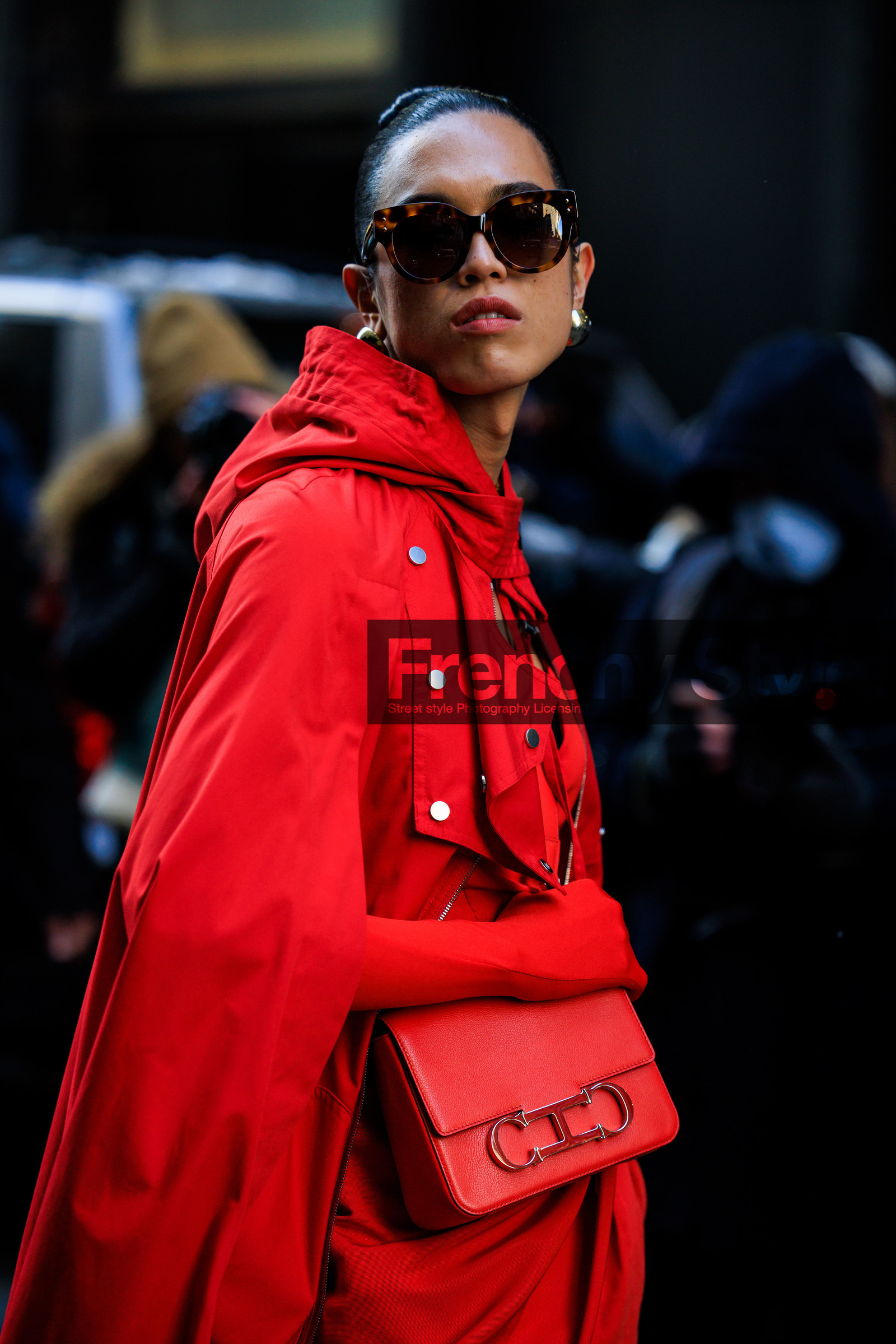 full red look, red carolina herrera, carolina herrera bag, crossbody bag, red cape, red gloves, dark sunglasses, golden studs, closeu, details, red dress, fashion week, frenchystyle, FW, jonathan paciullo, street style, NYFW, NEW YORK, AUTUMN WINTER 2022-2023, FALL WINTER 2022_2023, FW 22-23, vertical, atmosphere details