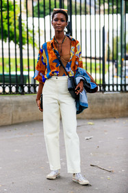 beauty, beauty details, make up, make up details, blue eyeliner, multicolor shirt, short sleeves shirt, vintage shirt, white pants, white converses, white sneakers, converse shoes, nude bra, cropped top, bra, fashion week, frenchystyle, FW, jonathan paciullo, street style, PFW, PARIS, AUTUMN WINTER 2021-2022, FALL WINTER 2021-2022, FW 21-22, vertical, full length, model
