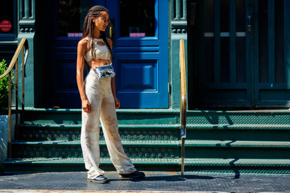 beige pants, beige top, black shoes, crop top, graphic bag, leather bag, leather shoes, printed bag, printed pants, shiny bag, silver bag, sunglasses, trousers, fashion week, frenchystyle, FW, jonathan paciullo, street style, NYFW, NEW YORK, SPRING SUMMER 2019, SS 19, atmosphere details, horizontal, full length
