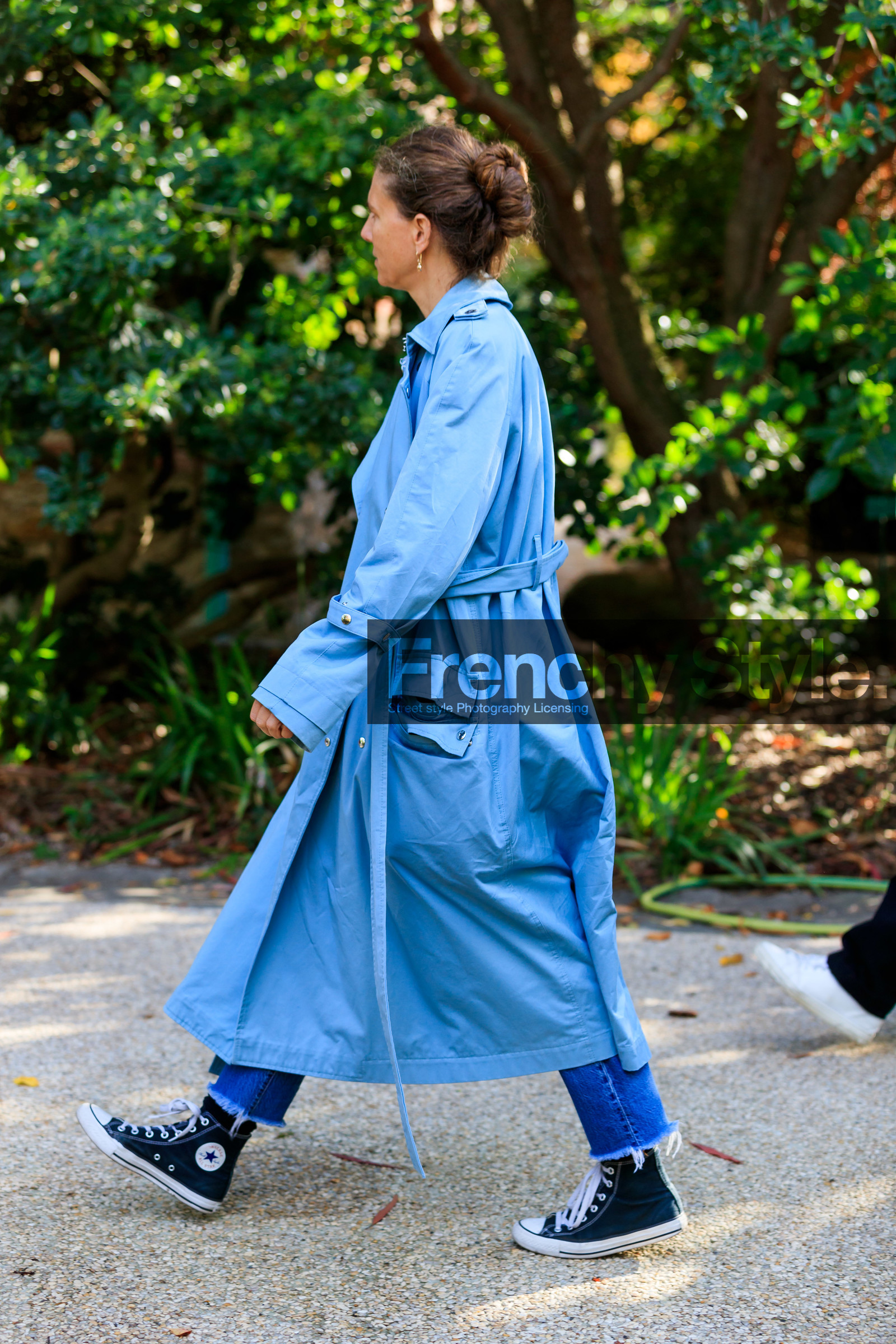 light blue trench coat, converse shoes, black sneackers, used jeans, denim, blue jeans, PARIS, PFW, SPRING SUMMER 2020, SS 20, fashion week, frenchystyle, FW, jonathan paciullo, street style, vertical, full length