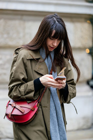 green coat, grey scarf, leather bag, loewe, red bag, street style, jonathan paciullo, FW, frenchystyle, fashion week, LFW, LONDON, AUTUMN WINTER 2019-2020, AW 19-20, FW 19-20, FALL WINTER 2019-2020, vertical, atmosphere details, detail