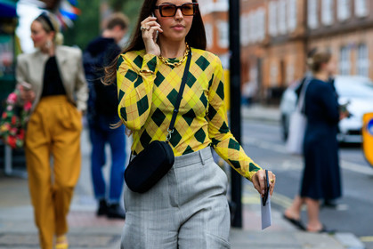 celenie laura fleur, yellow top, jacquard top, printed top, geometrical printed top, light grey pants, crossbody bag, black bag, square shape glasses, brown scale sunglasses, big chain necklace, golden necklace, fashion week, frenchystyle, FW, jonathan paciullo, street style, atmosphere details, horizontal, detail