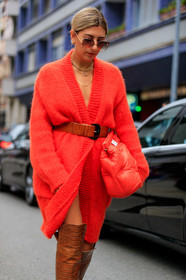 aylin, koenig, red total look, knit dress, knitwear, red cardigan, cardigan dress, belted dress, belted cardigan, red leather belt, animal skin belt, metalic frame sunglasses, smoked sunglasses, red leather bag, margiela bag, quilted bag, animal skin boots, high boots, brown leather boots, max mara boots, multi necklace, golden necklace, cartier necklace, chain necklace, diamond necklace, max mara cardigan, fashion week, frenchystyle, FW, jonathan paciullo, street style, MFW, MILAN, SPRING SUMMER 2020, SS 20