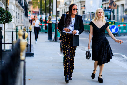 black bag, black dress, black jacket, black shoes, blazer, chloé, graphic pants, leather bag, leather shoes, printed pants, sunglasses, tone on tone, total look black, trousers, white top, fashion week, frenchystyle, FW, jonathan paciullo, street style, LFW, LONDON, SPRING SUMMER 2019, SS 19, atmosphere details, horizontal, full length