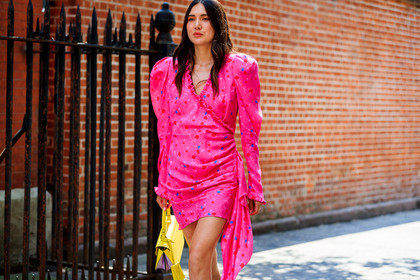 graphic dress, leather bag, pink dress, printed dress, yellow bag, fashion week, frenchystyle, FW, jonathan paciullo, street style, NYFW, NEW YORK, SPRING SUMMER 2019, SS 19, atmosphere details, horizontal, detail