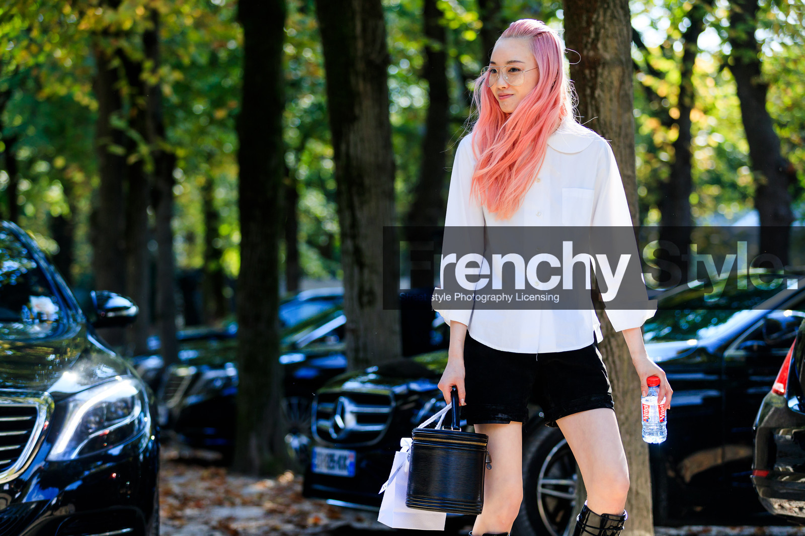 atmosphere details, black bag, black shorts, detail, dyed hair, fashion week, frenchystyle, FW, horizontal, jonathan paciullo, leather bag, louis vuitton, PARIS, PFW, pink hair, SPRING SUMMER 2018, SS 18, street style, white shirt, model, Fernanda Hin Lin Ly