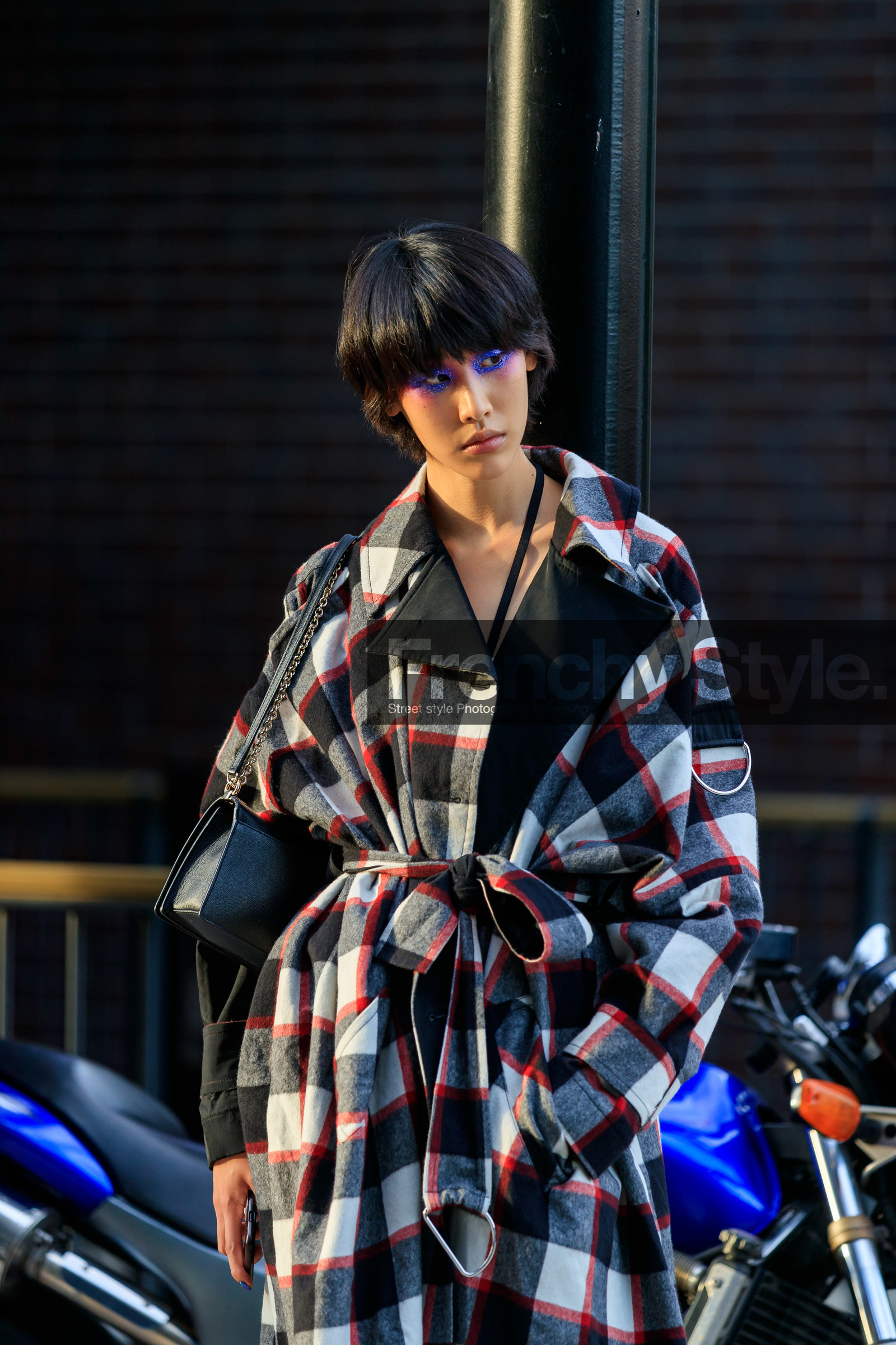 model, eye make up, make up details, purple strass make up, tartan coat, checked coat, belted coat, oversize coat, fashion week, frenchystyle, FW, jonathan paciullo, street style, vertical, detail, atmosphere details