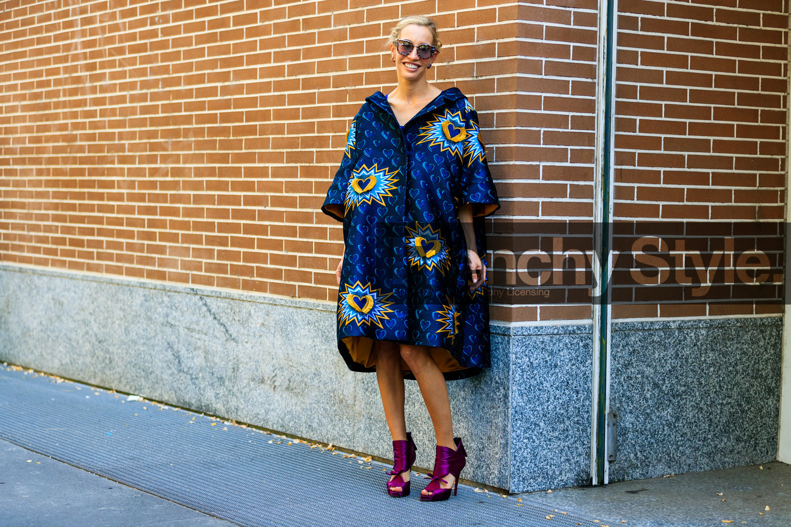 blue dress, graphic dress, high heels, leather shoes, oversize, printed dress, purple shoes, shirt dress, sunglasses, street style, jonathan paciullo, FW, frenchystyle, fashion week, MFW, MILAN, SPRING SUMMER 2019, SS 19, atmosphere details, horizontal, full length