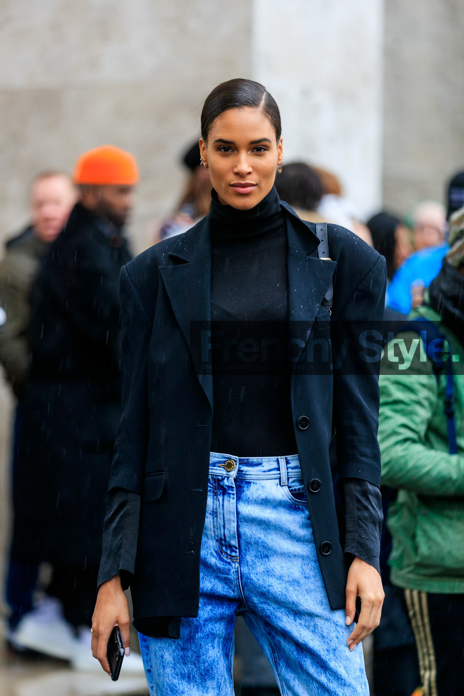 model, cindy bruna, black jacket, black top, turtleneck top, blue jeans, tie and dye jeans, denim, balmain pants, oversize jacket, oversize shoulder, fashion week, frenchystyle, FW, jonathan paciullo, street style, PFW, PARIS, vertical, atmosphere details, detail