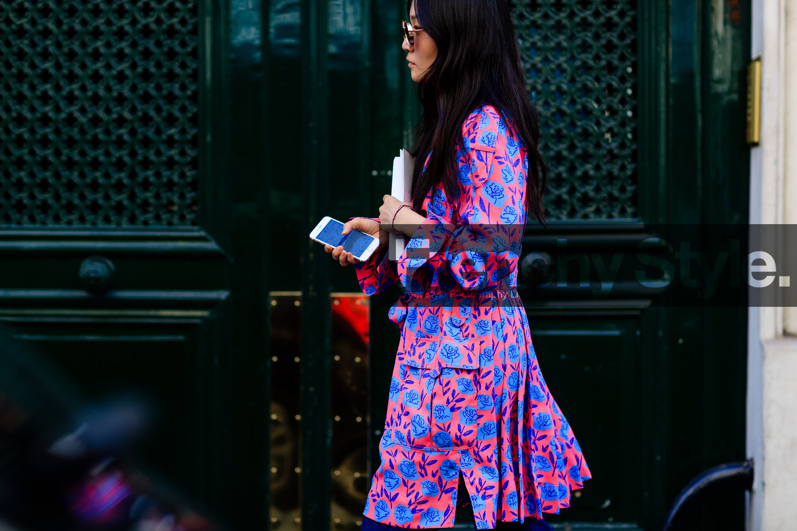 atmosphere details, AUTUMN WINTER 2016-2017, AW 16-17, blue dress, detail, FALL WINTER 2016-2017, fashion week, frenchystyle, FW, FW 16-17, HAUTE COUTURE, horizontal, iphone, jonathan paciullo, MENSWEAR, PARIS, PFW, pink dress, pleated dress, pleats, printed dress, street style, sunglasses