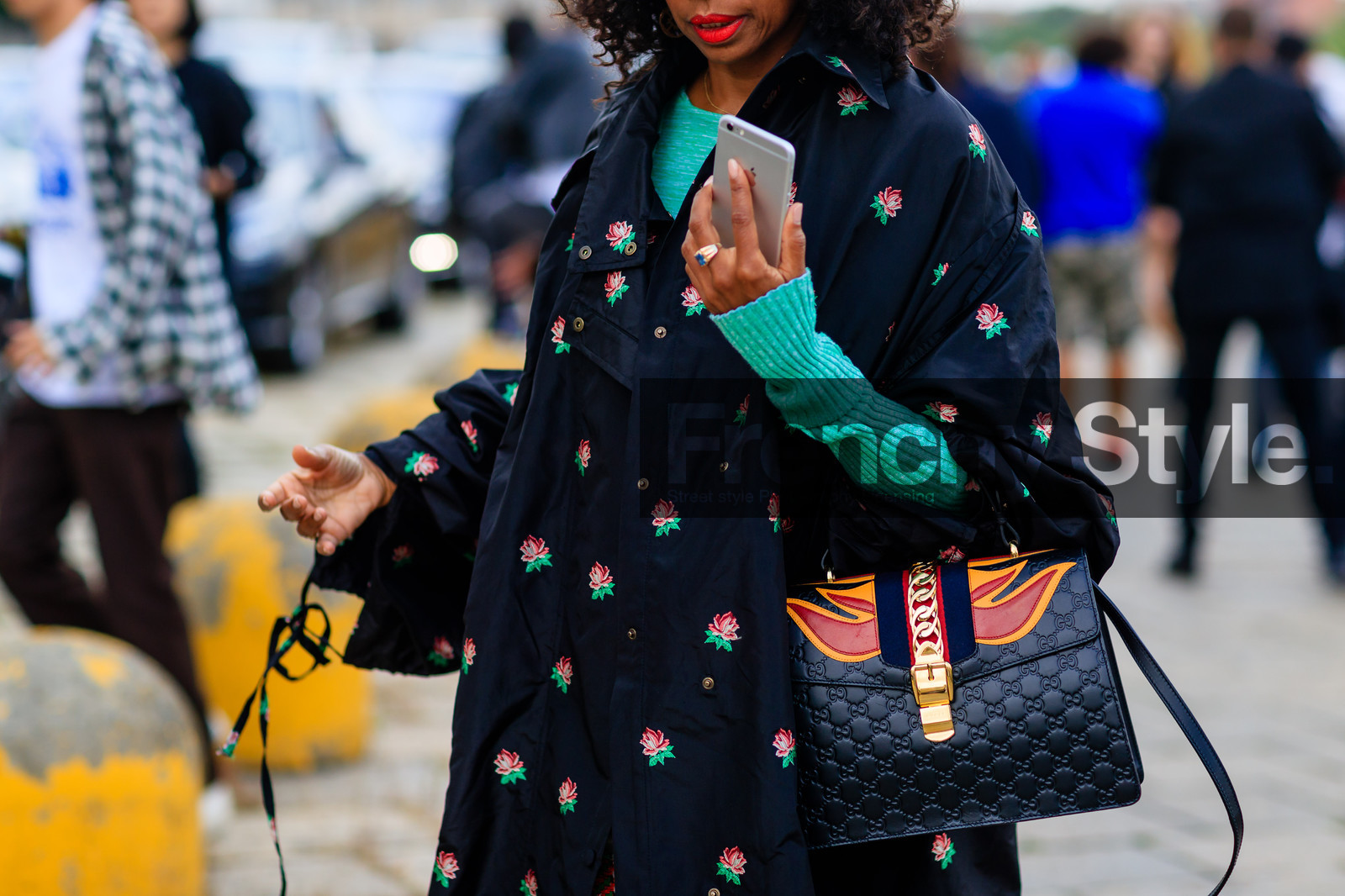 atmosphere details, black bag, black coat, detail, fashion week, floral, flower, frenchystyle, FW, graphic bag, gucci, horizontal, jonathan paciullo, leather bag, MFW, MILAN, oversize, printed bag, printed coat, SPRING SUMMER 2017, SS 17, street style