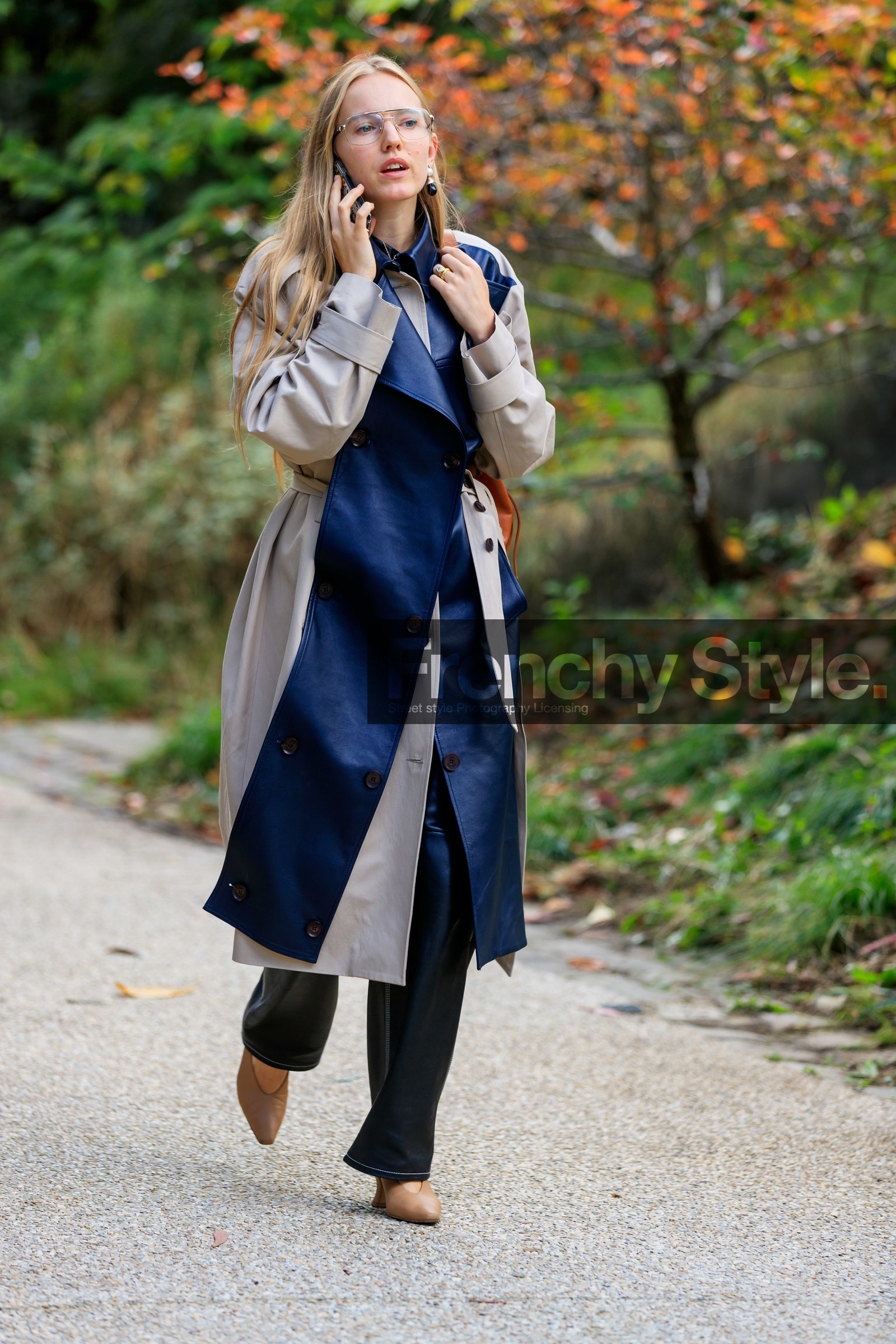 alexandra carl, aviator glasses, metalic frame sunglasses, beige trench coat, black leather trench coat, black leather pants, PARIS, PFW, SPRING SUMMER 2020, SS 20, fashion week, frenchystyle, FW, jonathan paciullo, street style, vertical, full length
