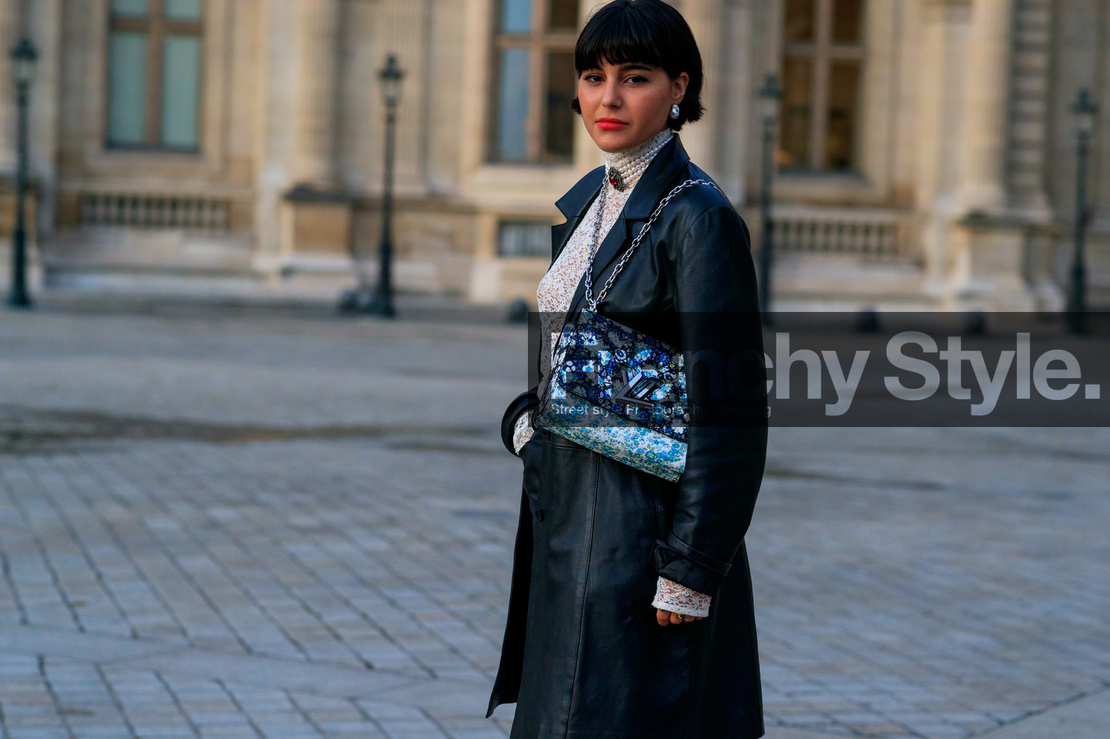 maria bernad, black leather jacket, long jacket, white blouse, lace blouse, high collar blouse, pearl necklace, choker necklace, chocker, choker necklace, celine earrings, pearls earring, blue leather bag, floral printed bag, silvered chain strap bag, crossbody bag, louis vuitton bag, PARIS, PFW, SPRING SUMMER 2020, SS 20, fashion week, frenchystyle, FW, jonathan paciullo, street style, horizontal, atmosphere details, detail