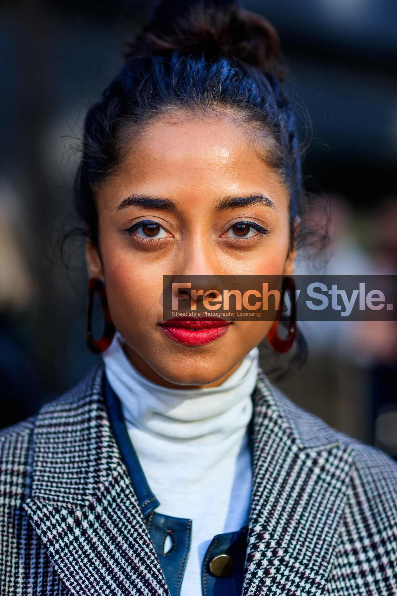 checked, earrings, graphic jacket, grey coat, houndstooth pattern, plaid, printed jacket, red lips, white turtleneck, fashion week, frenchystyle, FW, jonathan paciullo, street style, LFW, LONDON, AUTUMN WINTER 2018-2019, AW 18-19, FALL WINTER 2018-2019, FW 18-19, vertical, atmosphere details, detail, portrait
