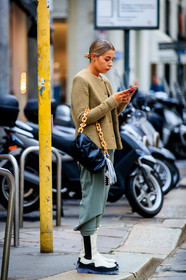beige jacket, checked jacket, kaki pants, black leather bag, big chain strap bag, golden chain strap bag, white leather boots, chelsea boots, big sole boots, flat boots, bottega veneta bag, bottega veneta shoes, low boots, street style, jonathan paciullo, FW, frenchystyle, fashion week, MFW, MILAN, SPRING SUMMER 2021, SS 21, vertical, full length