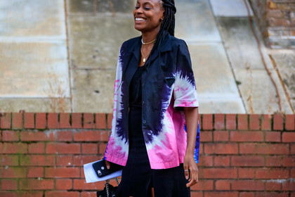 donna wallace, tie and dye shirt, black shirt, pink shirt, oversize shirt, prada shirt, short sleeves shirt, black t-shirt, black skirt, split skirt, long skirt, pearl necklace, golden necklace, fashion week, frenchystyle, FW, jonathan paciullo, street style, atmosphere details, horizontal, detail