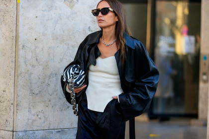 chloe loulou de saison, black leather jacket, black leather perfecto, black pants, black leather bag, black sunglasses, oversize jacket, oversize perfecto, white top, knit top, silvered necklace, silvered chain strap bag, white leather bag, zebra printed bag, striped bag, bottega veneta bag, bottega veneta sunglasses, corset top, fashion week, frenchystyle, FW, jonathan paciullo, street style, PFW, PARIS, horizontal, atmosphere details, detail