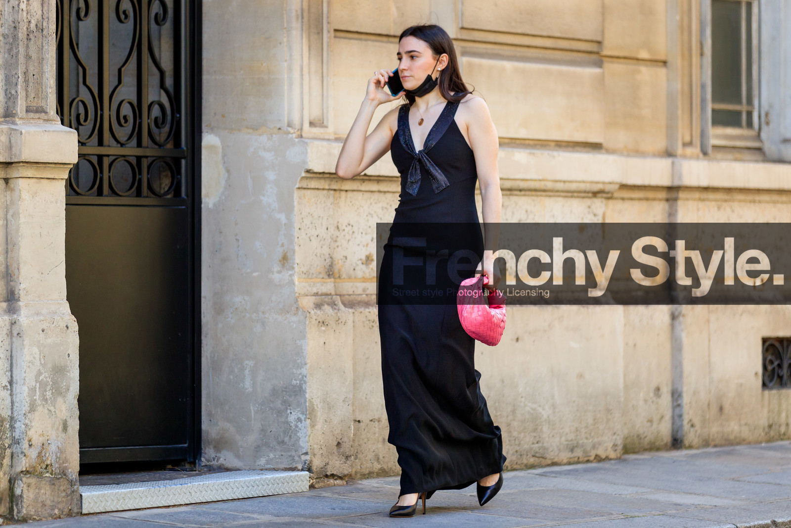 black dress, sleeveless dress, sparkling dress, knot details, knoted dress, low necked dress, long dress, red leather bag, plaited bag, round shape bag, bottega veneta bag, hand bag, fashion week, frenchystyle, FW, jonathan paciullo, street style, PFW, PARIS, AUTUMN WINTER 2021-2022, FALL WINTER 2021-2022, FW 21-22, atmosphere details, horizontal, full length