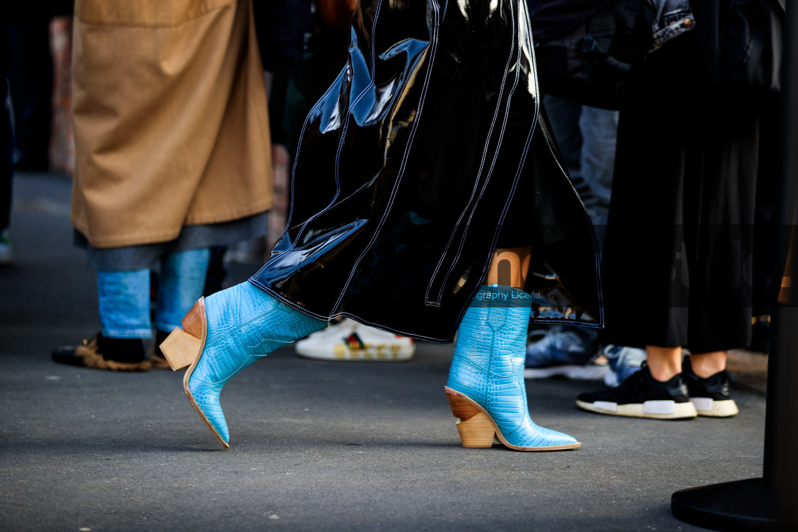 black coat, blue shoes, high heels, leather coat, leather shoes, trench coat, vinyl, fashion week, frenchystyle, FW, jonathan paciullo, street style, MFW, MILAN, AUTUMN WINTER 2019-2020, AW 19-20, FALL WINTER 2019-2020, FW 19-20, atmosphere details, detail, horizontal