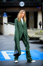 emily marant, kaki jacket, kaki pants, oversize jacket, oversize sleeves, loose pants, black leather bag, quilted bag, hand bag, coperni bag, coperni jacket, coperni look, coperni pants, white pullover, turtleneck pullover, fashion week, frenchystyle, FW, jonathan paciullo, street style, PFW, PARIS, SPRING SUMMER 2021, SS 21, vertical, full length