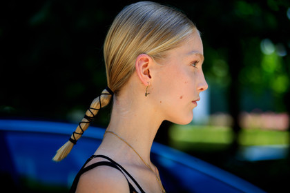 earrings, hairstyle, blond hair, fashion week, frenchystyle, FW, jonathan paciullo, street style, PFW, PARIS, horizontal, atmosphere details, detail, model, AUTUMN WINTER 2018-2019, FALL WINTER 2018-2019, FW 18-19