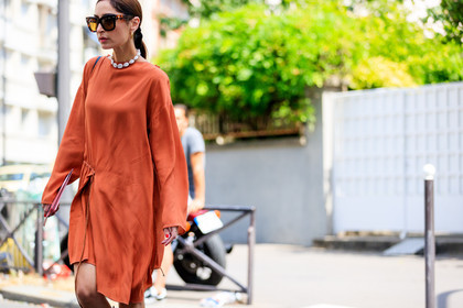 necklace, orange dress, sunglasses, fashion week, frenchystyle, FW, jonathan paciullo, street style, PFW, PARIS, atmosphere details, horizontal, detail, AUTUMN WINTER 2018-2019, FALL WINTER 2018-2019, FW 18-19, erin adamson, geraldine boublil