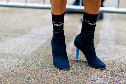 atmosphere details, black shoes, black socks, detail, fashion week, frenchystyle, FW, high heels, horizontal, jonathan paciullo, LFW, LONDON, SPRING SUMMER 2017, SS 17, street style, vêtements, woman