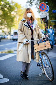 light beige trench coat, light beige parka, silvered trenchcoat, silvered parka, floral printed blouse, lavalliere collar, multicolor blouse, vichy printed pants, paco rabanne jacket, paco rabanne look, paco rabanne blouse, paco rabanne pants, paco rabanne parka, paco rabanne boots, cowboy boots, black leather boots, covid face mask, PARIS, PFW, fashion week, frenchystyle, FW, jonathan paciullo, street style, SPRING SUMMER 2021, SS 21, vertical, full length