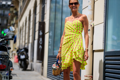 basket, dolce & gabbana, graphic bag, graphic dress, leather bag, polka dot, printed bag, printed dress, ruffles, sunglasses, yellow dress, PFW, fashion week, frenchystyle, FW, jonathan paciullo, street style, PARIS, horizontal, atmosphere details, detail, AUTUMN WINTER 2018-2019, FALL WINTER 2018-2019, FW 18-19, helena bordon